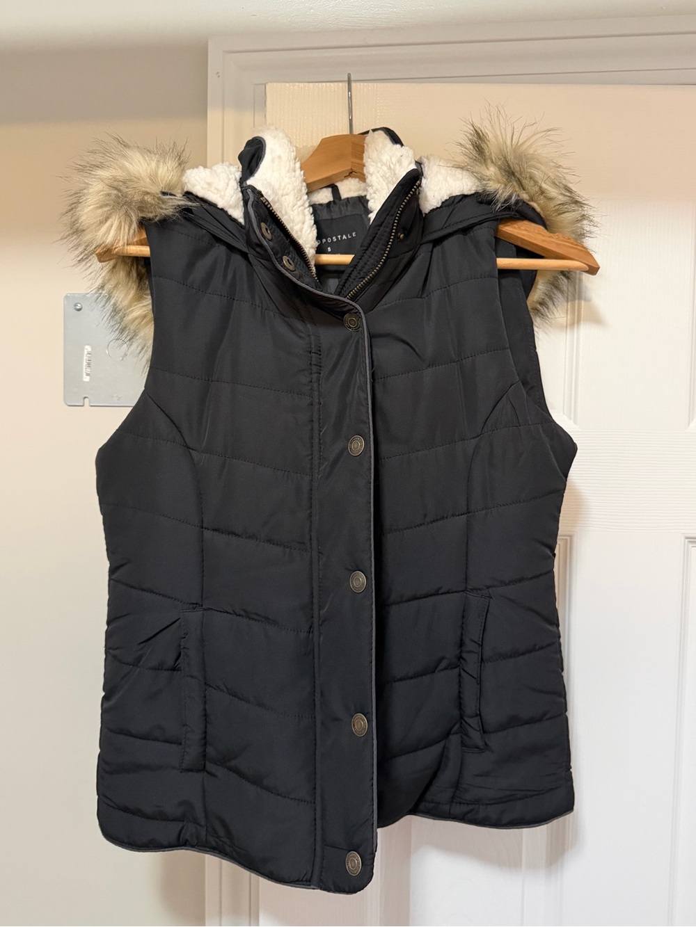 Aeropostale Black Quilted Vest with Faux-Fur Trim and Sherpa Lining